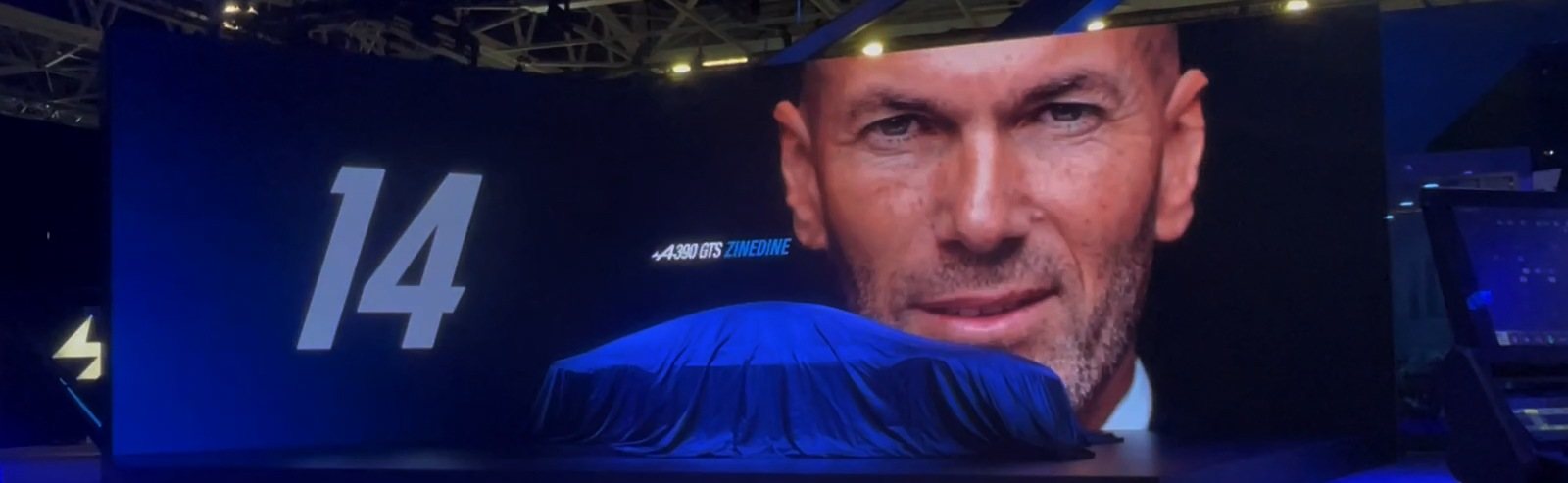 Stand Alpine au Paris Motor Show : sur l’écran géant, décompte « 14 » et visage de Zinédine Zidane générés par IA, A390 GTS bâchée devant