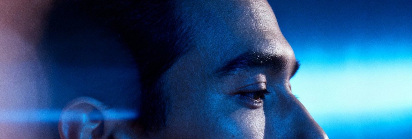 Gros plan sur l’œil et le profil d’un homme, lumière bleue