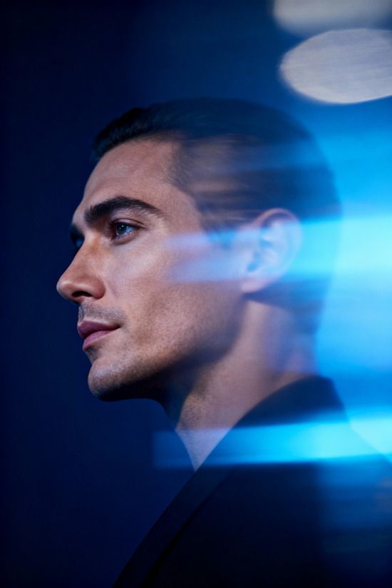 Homme de profil, traînées de lumière bleue