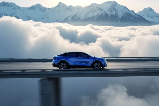 A390 de profil sur un pont, montagnes et mer de nuages
