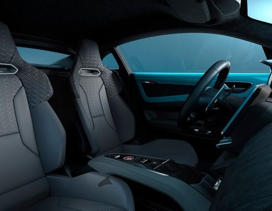 Intérieur de l’A110 GTS : sièges baquets, portière et volant vus du côté passager