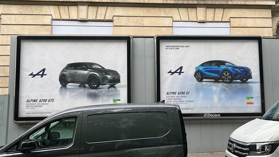 Deux affiches Alpine dans la rue : A290 GTS à gauche, A390 GT à droite