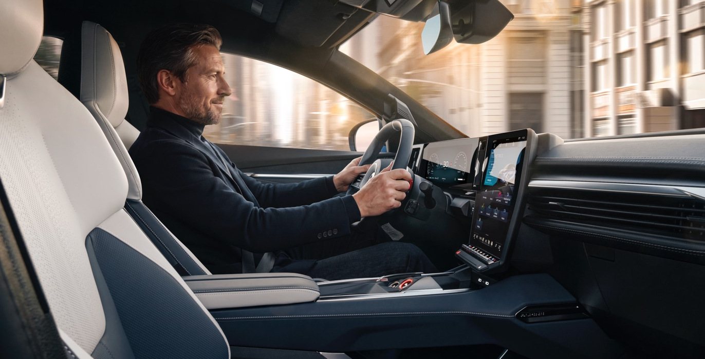 Intérieur de l’A390 : un conducteur au volant, la ville défile derrière les vitres