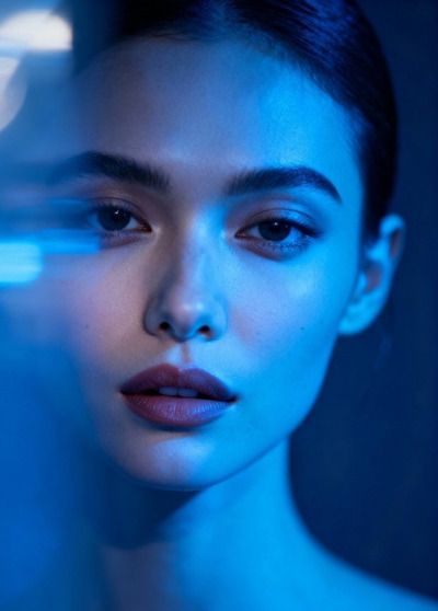 Visage de femme en gros plan, lumière bleue