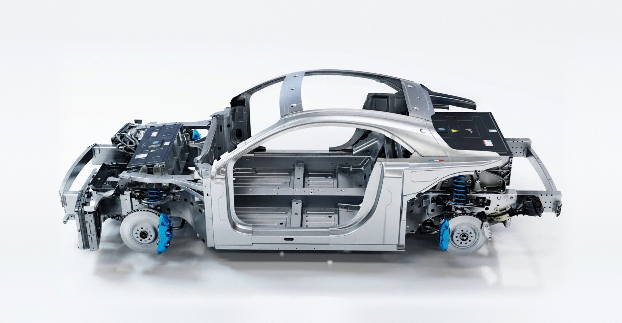 Plateforme APP de trois quarts sur fond blanc : structure en aluminium, batteries, suspensions et étriers bleus