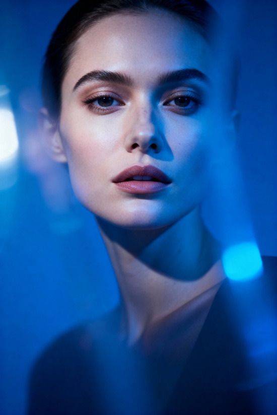 Femme de face, lumière bleue
