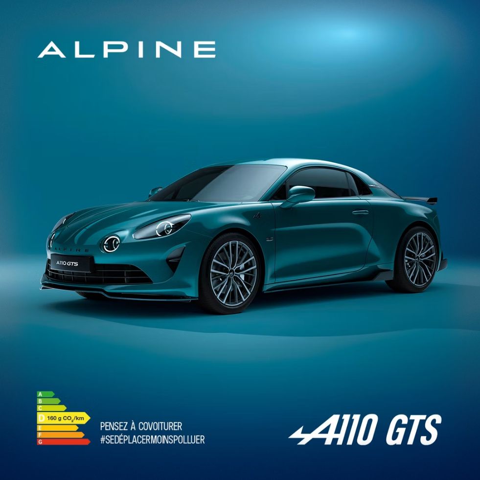 Visuel A110 GTS : la voiture de trois quarts avant sur fond bleu, avec les logos Alpine et A110 GTS et l’étiquette énergie