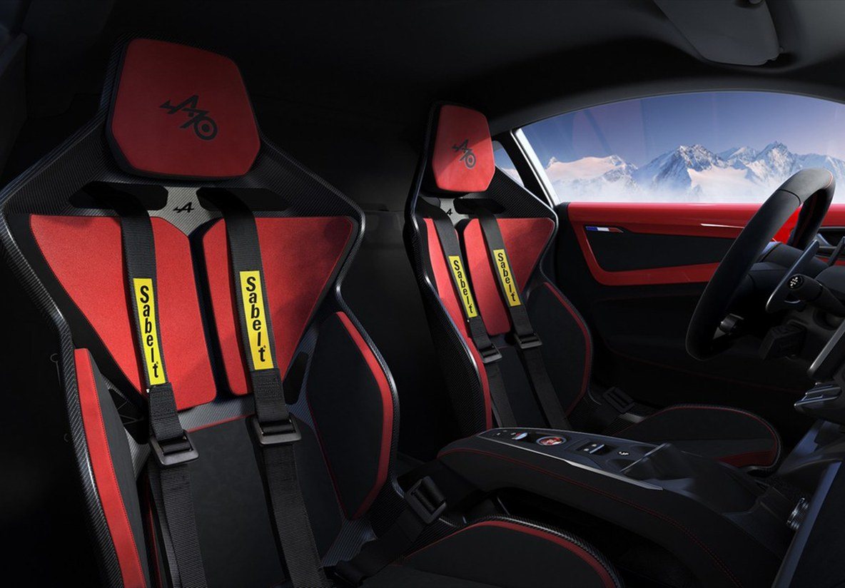 Intérieur d’A110, sièges baquets rouges