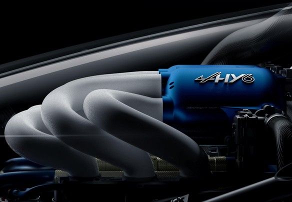 Moteur Hy6 de profil : collecteurs blancs et culasse bleue sous la carrosserie en transparence