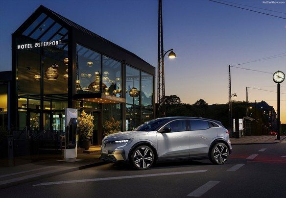 Mégane E-Tech de nuit devant un hôtel