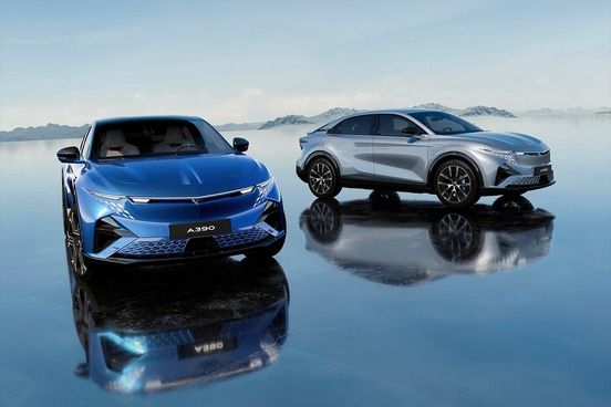 Deux A390, bleue et grise, sur le lac miroir