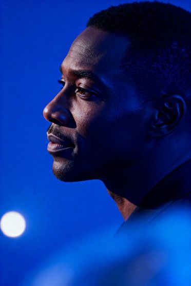 Homme de profil, lumière bleue