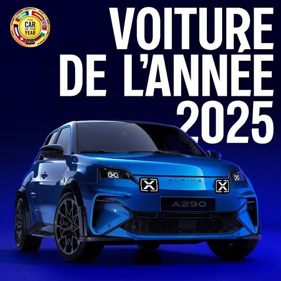 Visuel « Voiture de l’année 2025 » : A290 bleue de trois quarts avant sur fond bleu nuit, avec le logo Car of the Year 2025