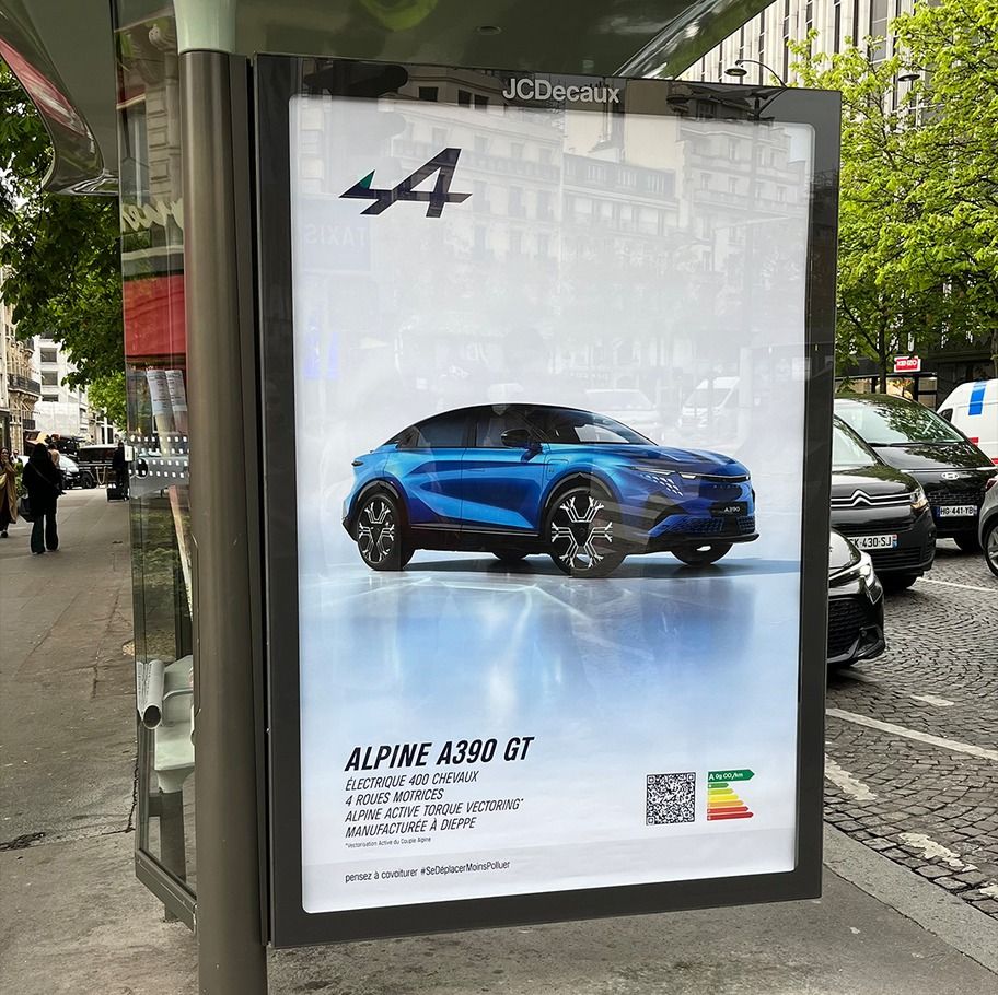 Affiche A390 GT dans un abribus JCDecaux