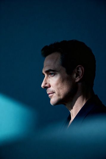 Homme de profil, fond bleu pétrole