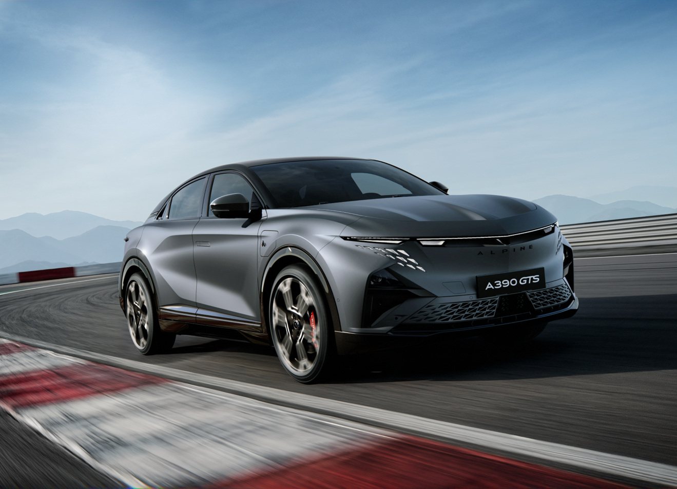 Étape 2, véhicule remplacé en CGI : A390 GTS grise sur le même circuit, même cadre