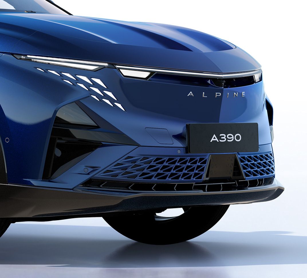 A390 bleu foncé, détail de la face avant : signature lumineuse, lettrage Alpine et plaque A390