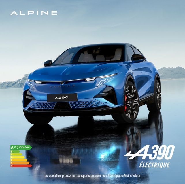 Visuel A390 électrique : la voiture de face sur le lac miroir, avec les logos Alpine et A390 et l’étiquette énergie