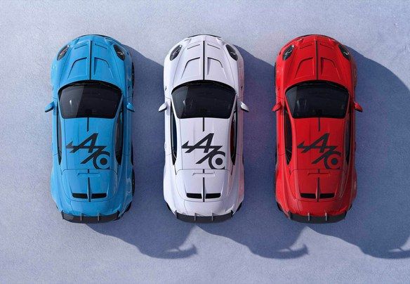 Trois A110 vues de dessus : bleue, blanche et rouge